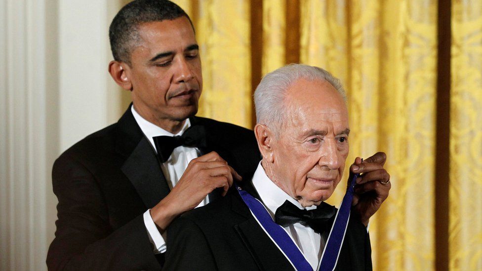 U.S. President Barack Obama (L) presents the Presidential Medal of Freedom to Israeli President Shimon Peres in the East Room of the White House in Washington in this June 13, 2012