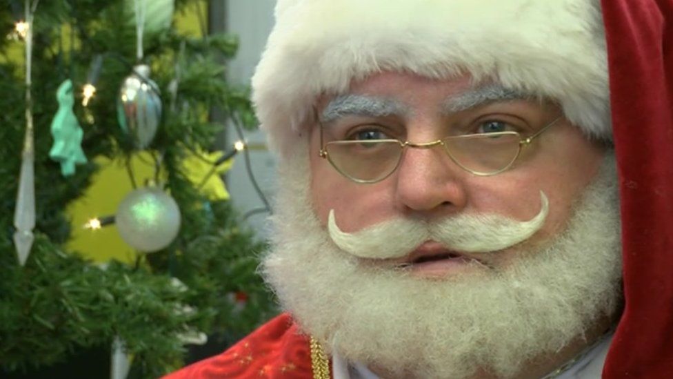 Santa removed from Tamworth Smyths shop in photo dispute - BBC News