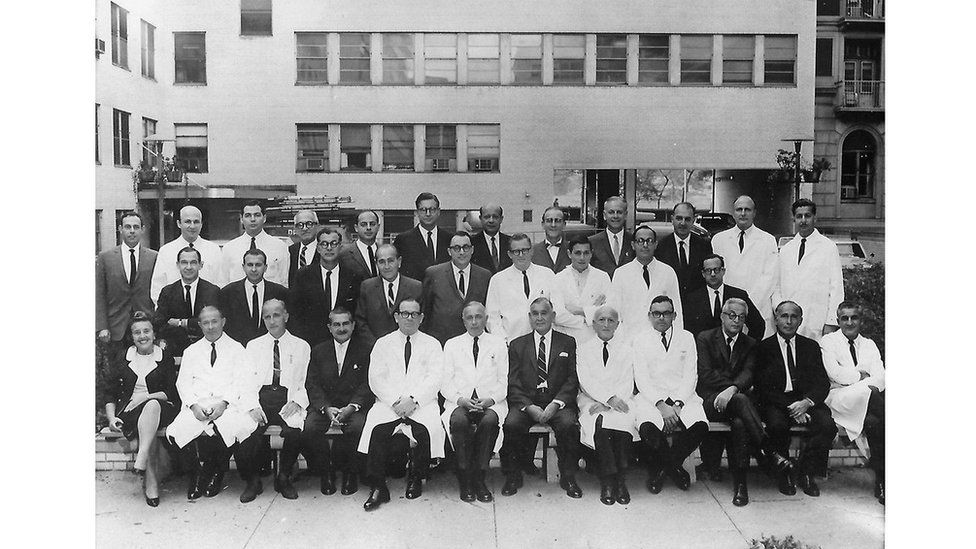 Перл (внизу ліворуч) була єдиною жінкою-лікарем на кафедрі акушерства і гінекології в нью-йоркській лікарні Маунт-Сінай.