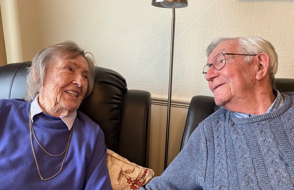 Worcester couple celebrate 75th wedding anniversary - BBC News