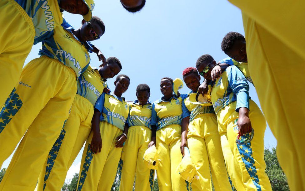 Players of Rwanda huddle in a circle.