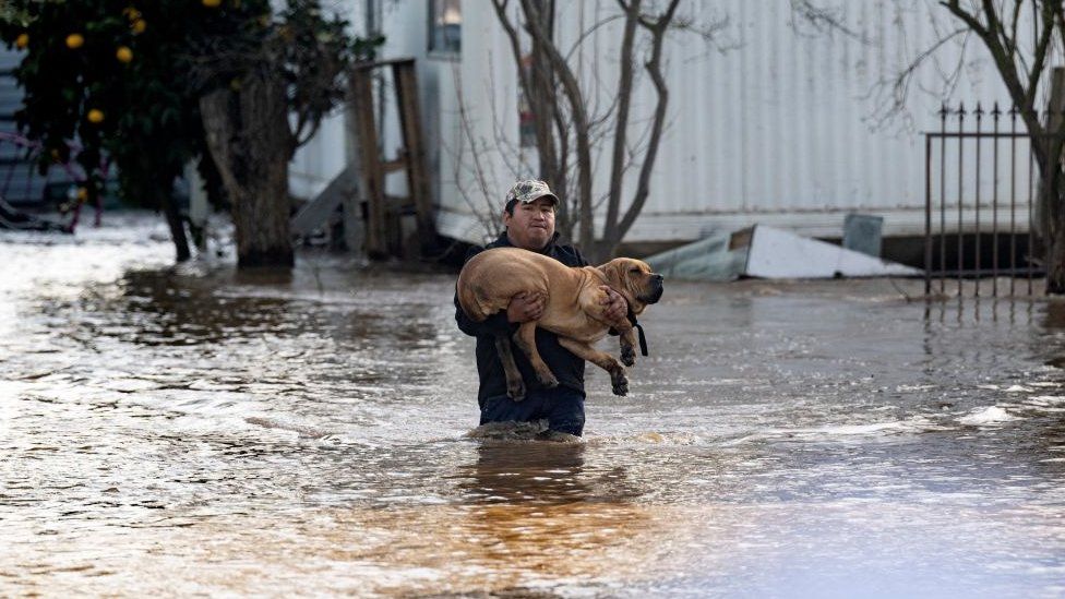 Ученые говорят, что изменение климата делает экстремальные погодные явления, включая наводнения, более вероятными