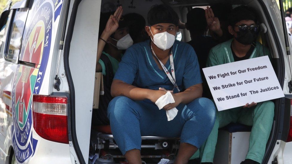 Протест волонтеров скорой помощи в Янгоне