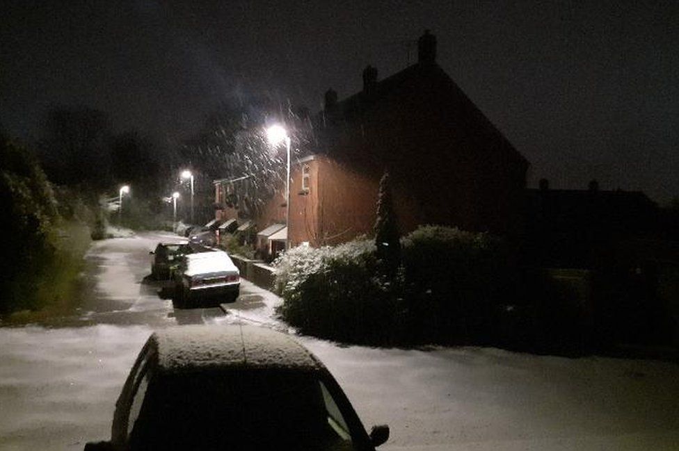 Ice and snow hit areas of East of England - BBC News