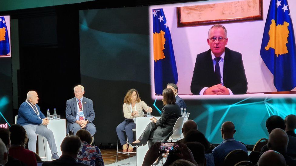 Заместитель премьер-министра Косово Беслими выступает по видеосвязи на конференции по безопасности в Белграде
