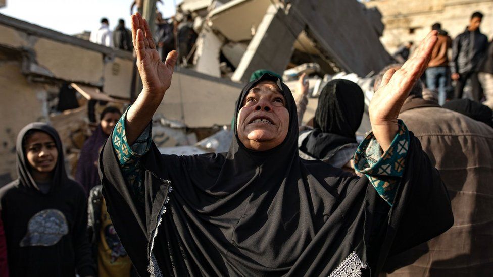 A woman cries amid the rubble following what local officials say were Israeli strikes at the Rafah refugee camp, southern Gaza Strip. Photo: 3 March 2024