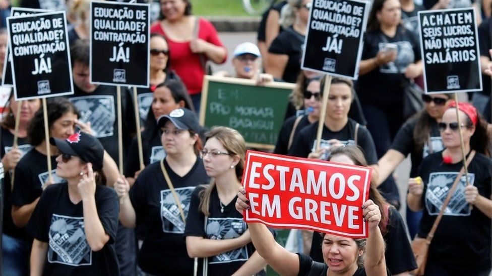 Protesters in Curitiba holding a placard which says "We are on strike." (15/03/2017)