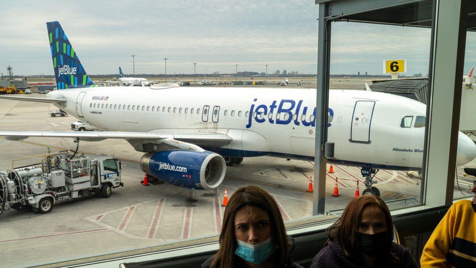 Самолет JetBlue у ворот