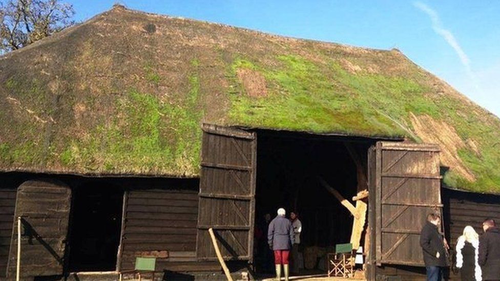 Tudor tithe barn rethatching completed by Trust in Landbeach BBC News