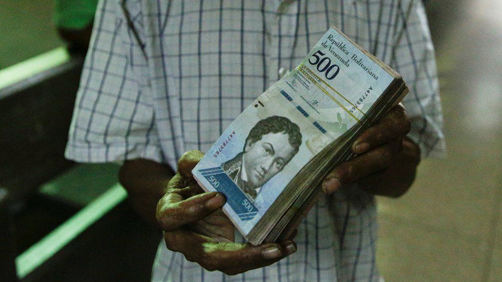 A man holds 500-bolivar banknotes in Caracas, Venezuela, 16 January 2017