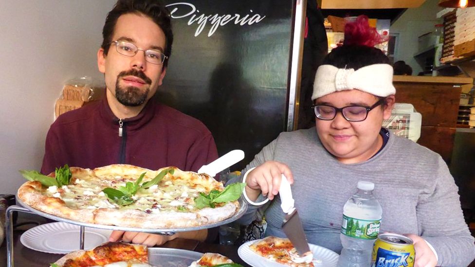Tobi Vollebregt and Christa Lei Montesines Sonido share a pizza