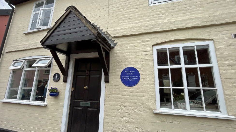 Sutton Hoo: Blue plaque unveiled at home of Basil Brown - BBC News