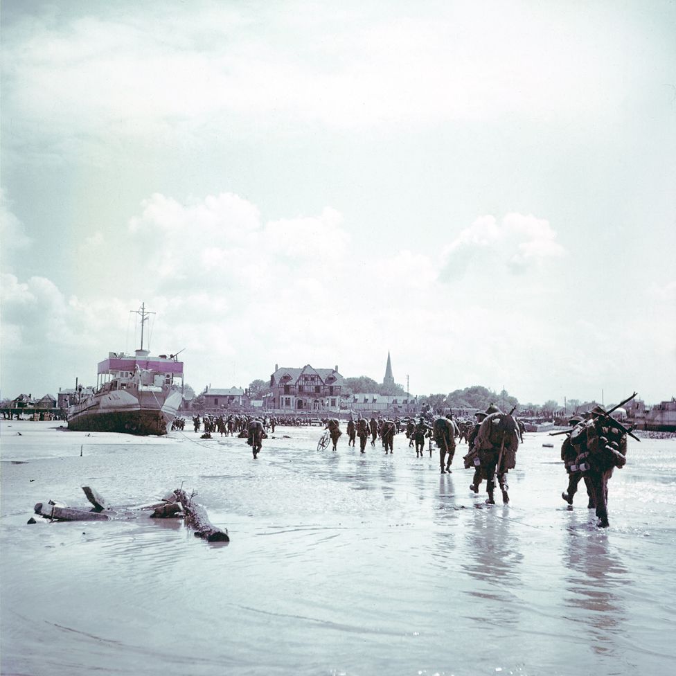 Canadian troops walk ashore at Bernières-sur-Mer