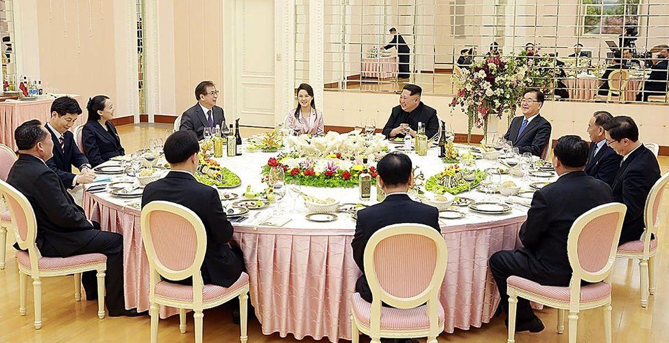 South Korean officials have dinner with Kim Jong-un, his wife Ri Sol-ju (5L) and sister Kim Yong-sol (3L)