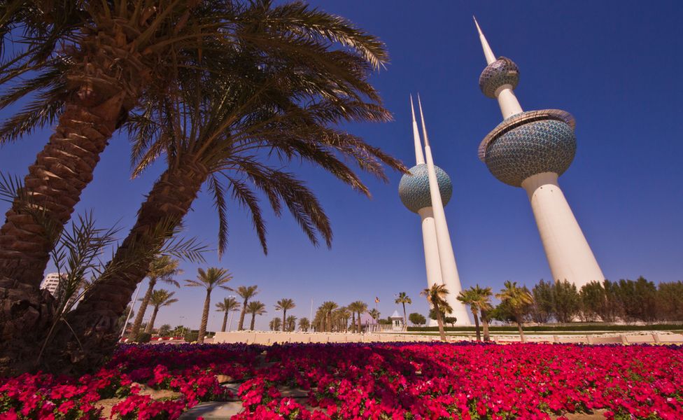 Цветы перед башнями Кувейта