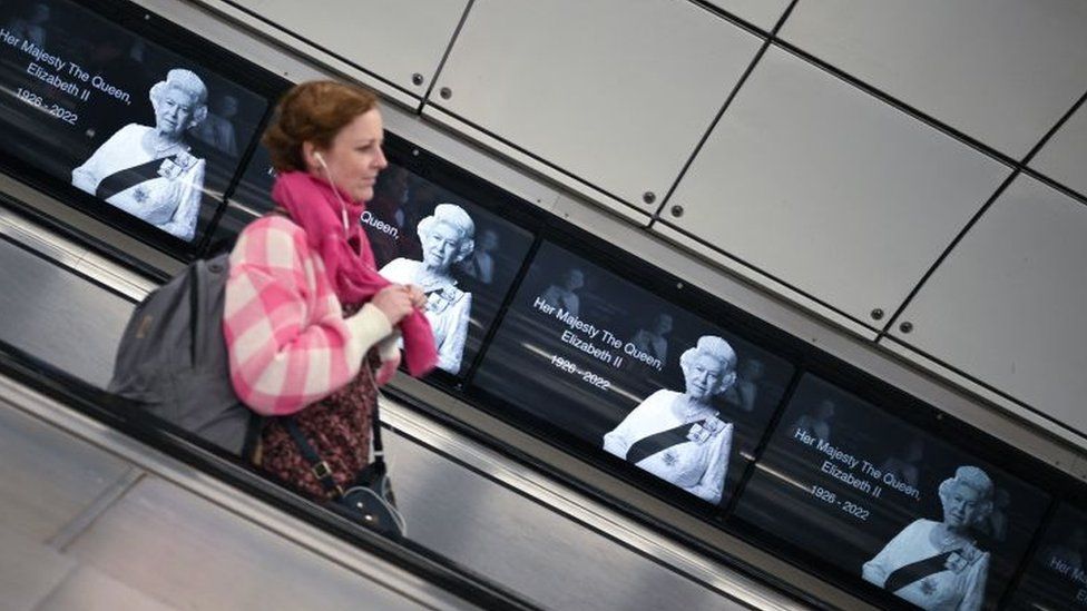 Женщина путешествовала на метро после смерти королевы