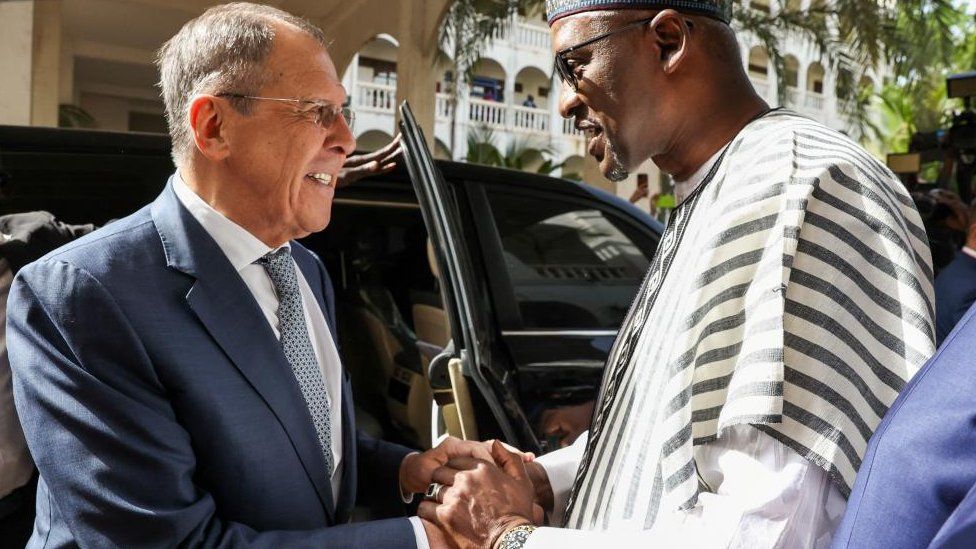 Министра иностранных дел России Сергея Лаврова приветствует его малийский коллега Абдулай Диоп перед переговорами в Бамако