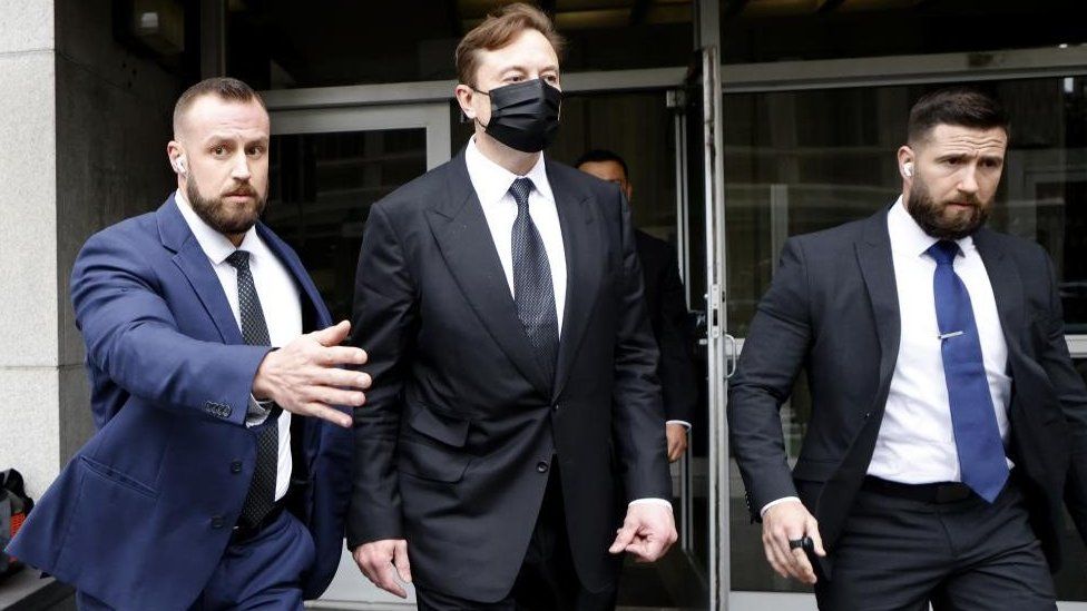 Илон Маск покидает суд незадолго до вынесения приговора