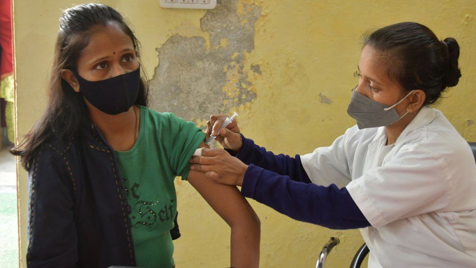 Бенефициар получит дозу вакцины Covid-19 в Объединенной районной больнице Санджай Нагар 13 декабря 2021 года в Газиабаде, Индия.