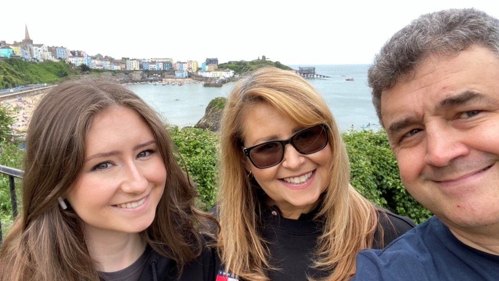 Pobl fregus yn 'colli allan ar lawenydd y Nadolig' - BBC Cymru Fyw