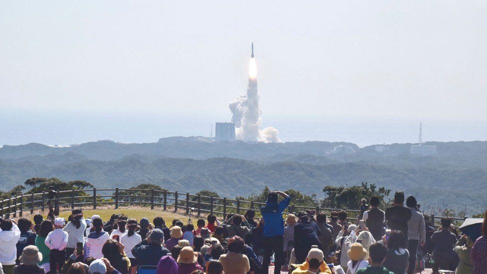 People watch Japan H3 rocket launch in Tanegashima port.