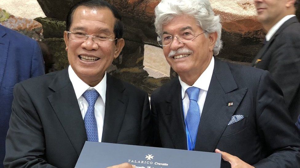 Antonio Razzi, former Italian senator, presenting a luxury Italian tie to Hun Sen