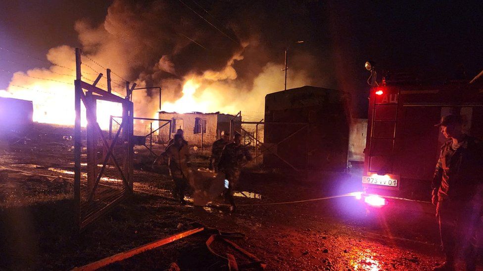 Спасатели и медицинский персонал работают после взрыва на складе газа возле трассы Степанакерт-Аскера в Беркадзоре 26 сентября