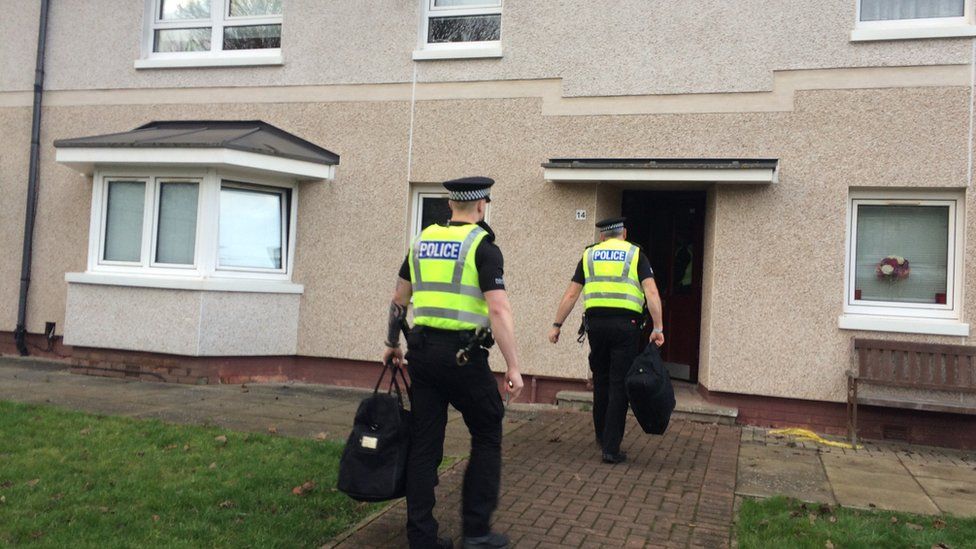 Police probe after two bodies found inside Glasgow flat - BBC News