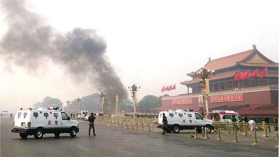 Октябрь 2013 года. Оцепленная площадь Тяньаньмэнь после нападения с использованием автомобиля, жертвами которого стали два человека