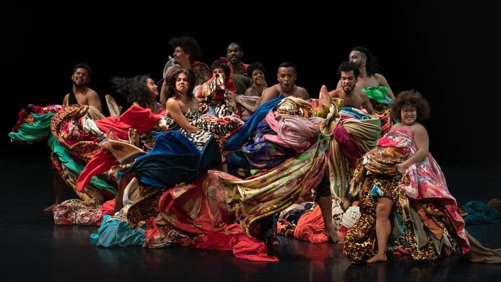 Lia Rodrigues's Encantado dance feature colourful blankets