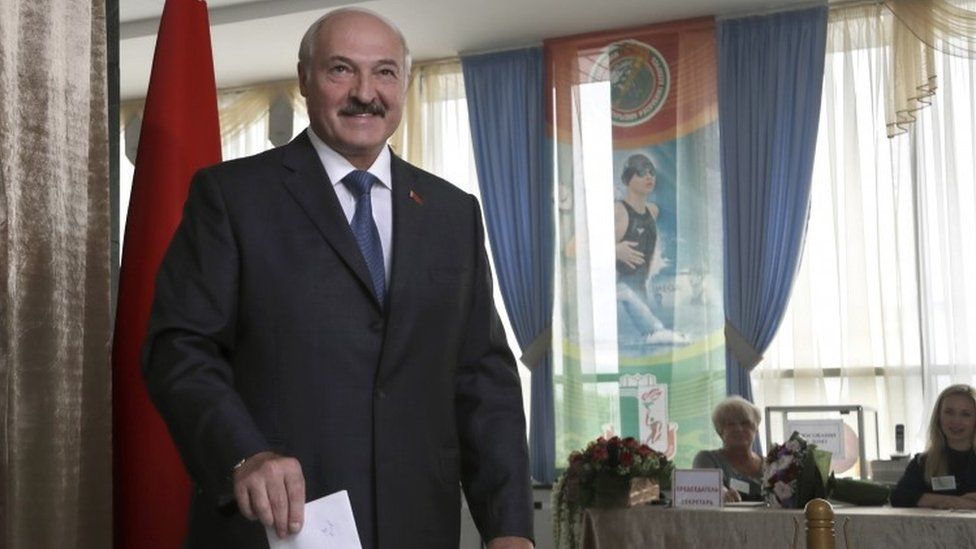 Belarusian President Alexander Lukashenko casts his ballot during parliamentary elections in Minsk (11 September 2016)
