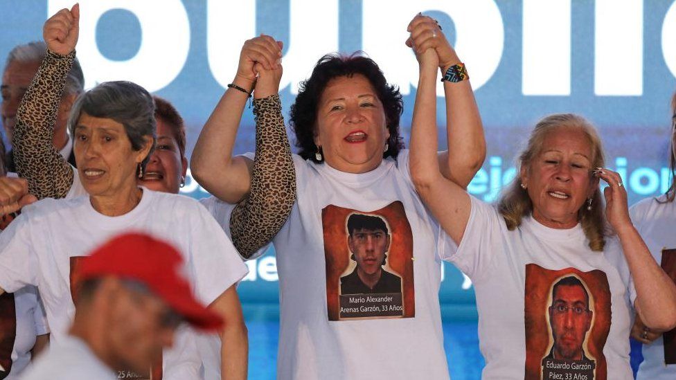 Родственники жертв внесудебных казней реагируют на акцию публичных извинений за внесудебные казни в Боготе и Соаче, совершенные вооруженными силами, в Боготе, Колумбия, 3 октября 2023 года.