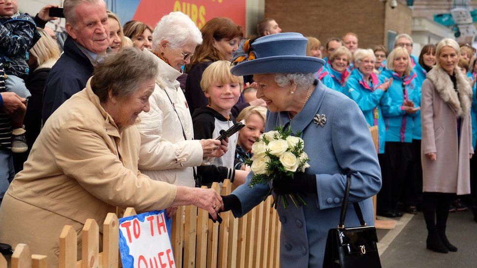 Woman shaking the Queen's hand