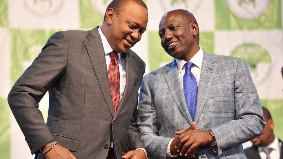 Избранный президент Кении Ухуру Кеньятта (слева) со своим напарником Уильямом Руто ждут своих свидетельств об избрании 30 октября 2017 года после того, как председатель Независимой комиссии по выборам и границам объявил их победителями повторного президентского голосования