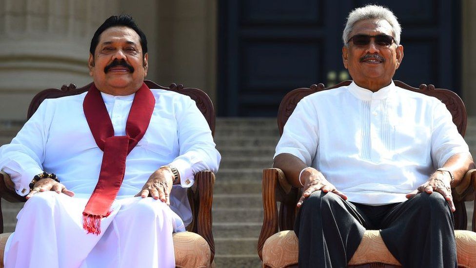 Presidenti i ri i Sri Lankës, Gotabaya Rajapaksa (R) dhe vëllai i tij Kryeministri Mahinda Rajapaksa, pozojnë për një fotografi në grup pas ceremonisë së betimit ministror në Colombo më 22 nëntor 2019.