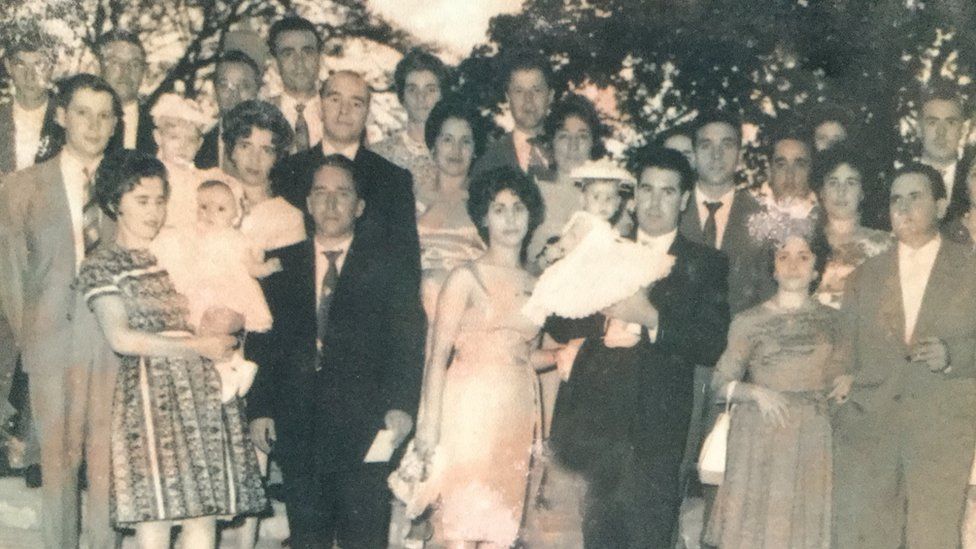 A black and white wedding photo shows a wedding in Caracas