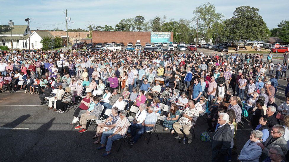 Скорбящие присутствуют на бдении в Первом Баптистская церковь Дадевиля после массовой стрельбы накануне вечером 16 апреля 2023 года в Дадевилле, штат Алабама