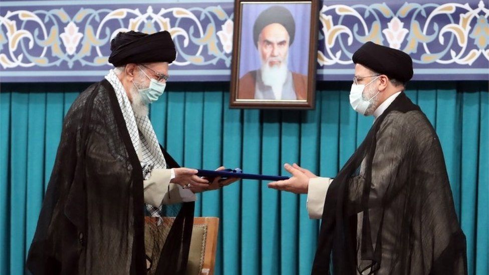 Эбрагим Раиси (справа) с верховным лидером аятоллой Хаменеи (03.08.21)