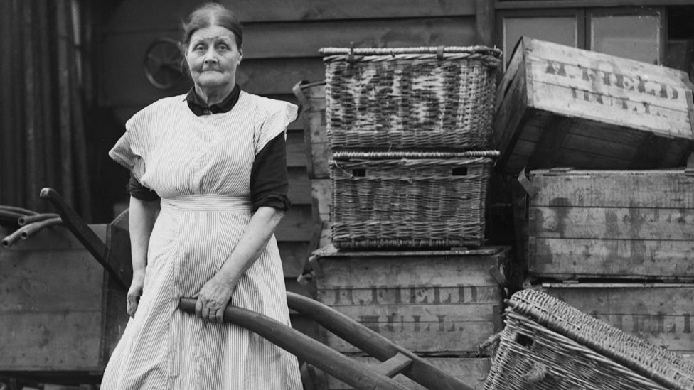 Woman working on the streets of London, around 1910