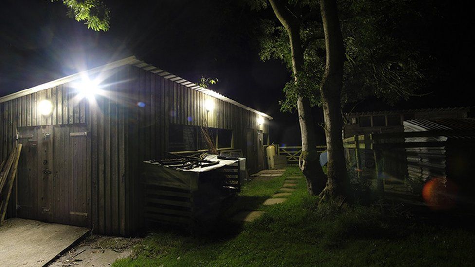 Hawnby village adopts dark skies-friendly lighting - BBC News