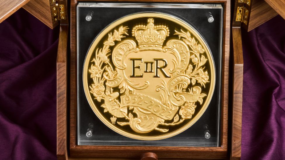 The Queen's Platinum Jubilee 15kg gold coin