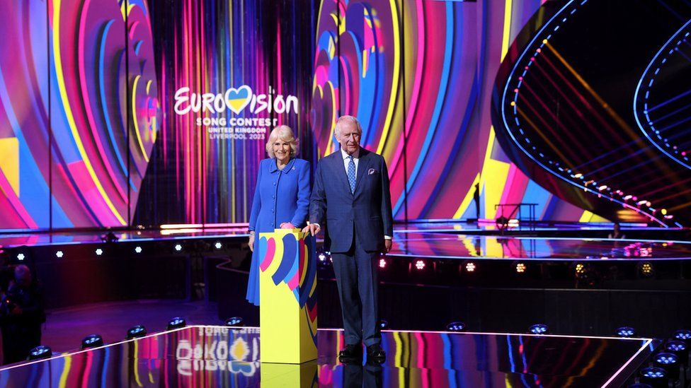 Король Чарльз и Камилла, королева-консорт, включают сценическое освещение во время посещения места проведения конкурса песни «Евровидение» в этом году, M&S Bank Arena в Ливерпуле