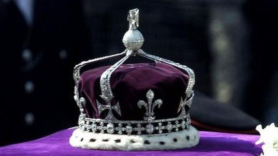 he Queen Elizabeth The Queen Mothers priceless crown, containing the famous Koh-i-noor diamond, rests on her coffin on a Gun Carriage pulled by the Royal Horse Artillery to Westminster Hall.