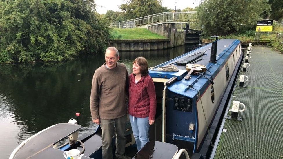 Couple 'stuck' on narrowboat in Godmanchester for five days BBC News