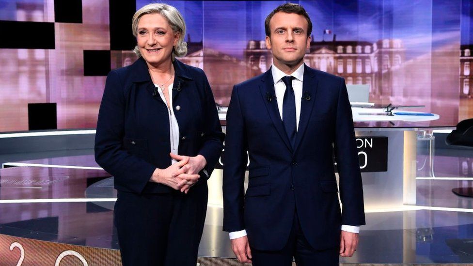 Кандидат в президенты Франции на выборах Марин Ле Пен (слева) и Эммануэль Макрон позируют перед началом предвыборных дебатов в прямом эфире 3 мая 2017 г.
