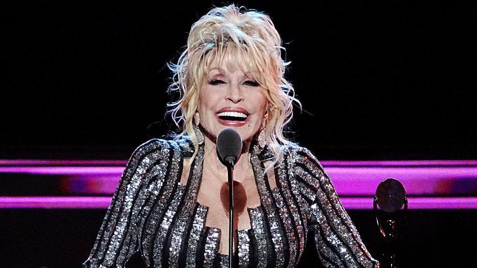 Dolly Parton przemawia na scenie podczas 37th Annual Rock & Roll Hall Of Fame Induction Ceremony.