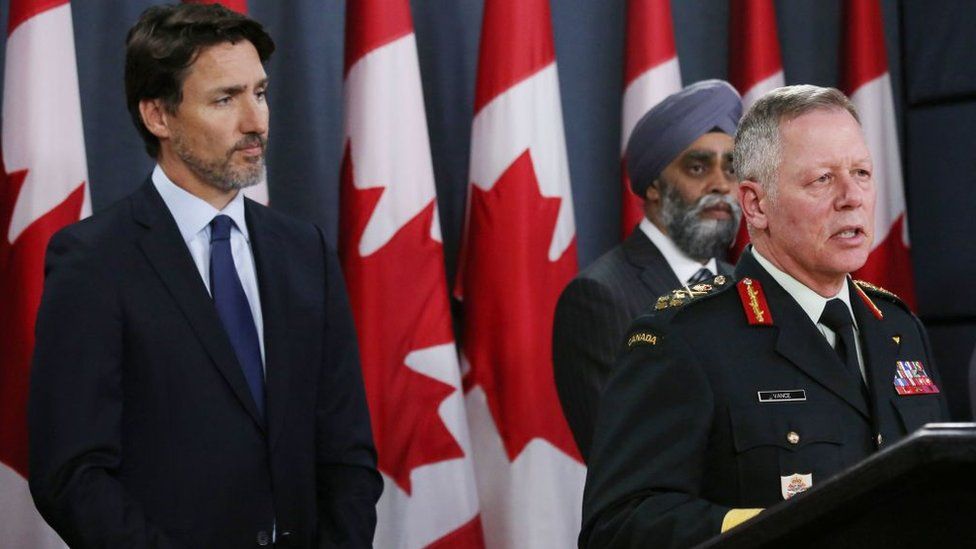 Премьер-министр Канады Джастин Трюдо (слева), министр национальной безопасности Харджит Саджан (в центре) слушают, как начальник штаба обороны генерал Джонатан Вэнс обращается к средствам массовой информации во время пресс-конференции 8 января 2020 года в Оттаве, Канада