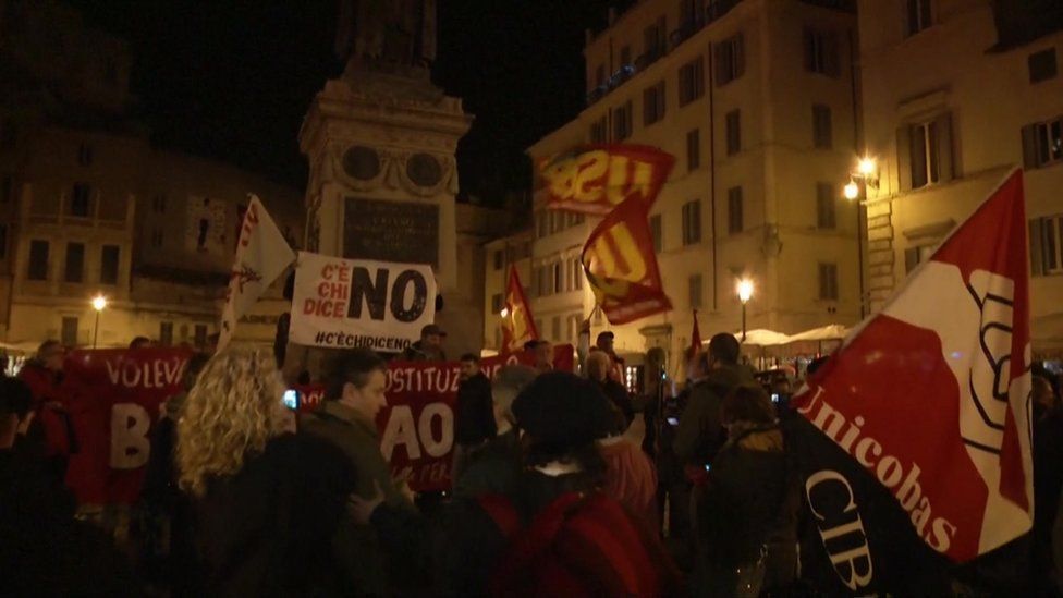 Celebrations in the streets of Rome after Renzi's resignation on 4 December 2016