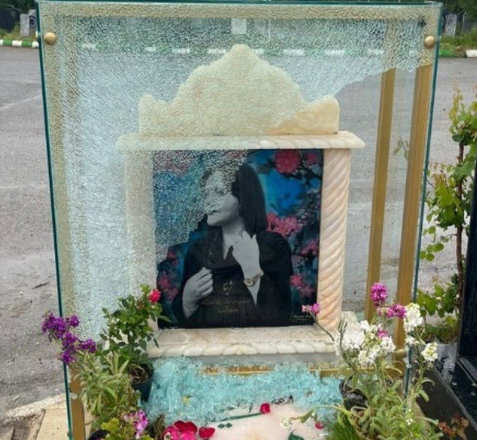 На фотографии, размещенной в Instagram Ашканом Амини, видно разбитое оконное стекло, закрывавшее надгробие Махсы Амини на кладбище в Саккезе, Иран (21 мая 2023 г.)
