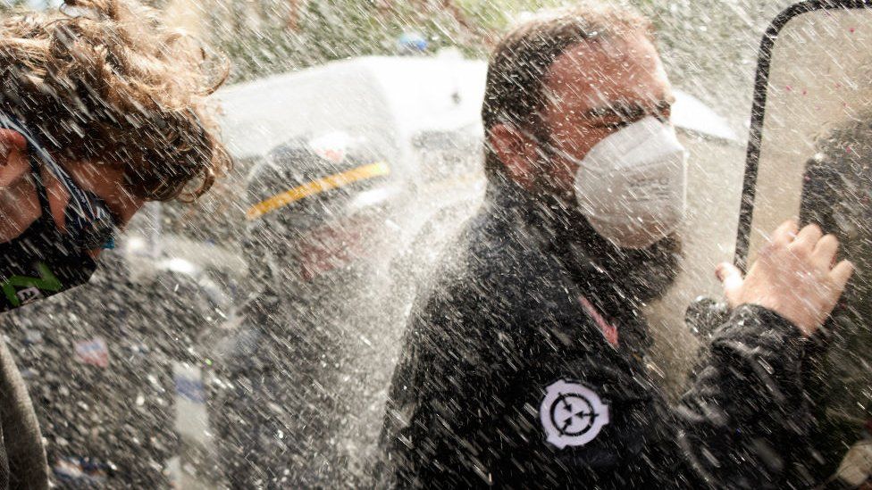 Protesters sprayed with water cannon in Toulouse